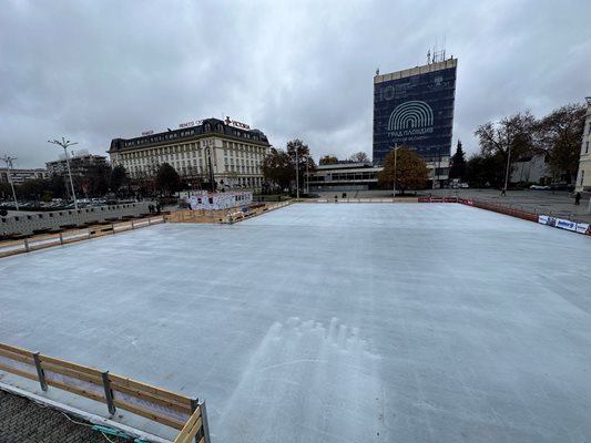 Ледената пързалка в Пловдив е с площ 5000 кв. м.