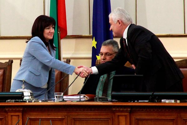 Цвета Караянчева получава поздравления от зам.-шефовете на парламента, след като зае председателското място.