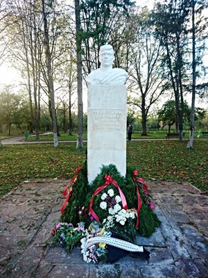 Възстановеният паметник на загиналия в Чехия през 1968 г. Николай Николов