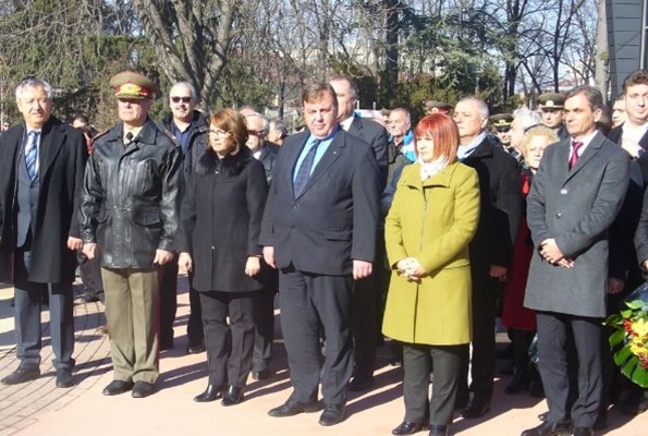 Вицепремиерът и министър на отбраната Красимир Каракачанов сред официалните лица в Казанлък днес за честването на 130 години от създаването на 23 пехотен шипченски полк