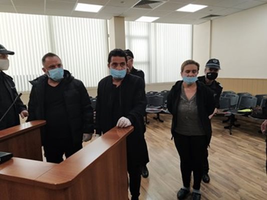 Антон Асенов, Стефан Асенов и жена му Катя Симеонова в съда