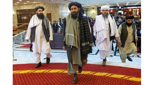 Абдул Гани Барадар (в средата) е първият талибан, който е контактувал директно с американски президент - тогава Доналд Тръмп.