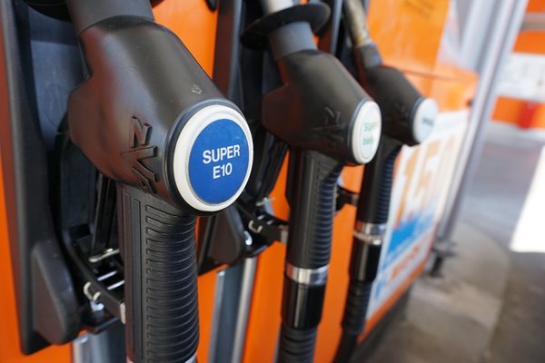 Бензинът по бензиностанциите в България за изминалия един месец е поевтинял с 13 стотинки за литър