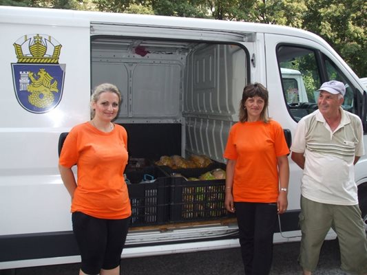 Служители на общината са готови да потеглят до всеки дом, за да доставят топла храна на нуждаещите се.