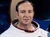 Американският астронавт Едгар Мичъл, един от 12-те души ходили по Луната, почина на 85-годишна възраст. Тъжната вест беше потвърдена от семейството му и НАСА. Мичъл си е отишъл от този свят след кратко боледуване в четвъртък вечерта, съобщава АФП, цитирана от БГНЕС. В същия ден се навършиха 45 години от експедицията на Аполо-14,