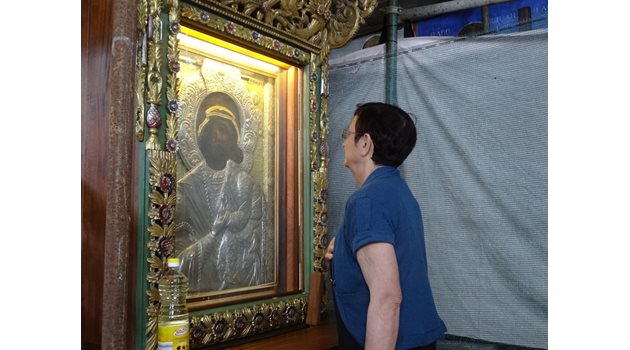 Жена силно се моли пред чудотворната икона на Богородица в Бачково. Снимки: Радко Паунов
