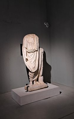 Откритата мъжка статуя при разкопките на Хераклея Синтика е сред най-ценните експонати в музея в Петрич.
