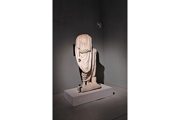 Откритата мъжка статуя при разкопките на Хераклея Синтика е сред най-ценните експонати в музея в Петрич.