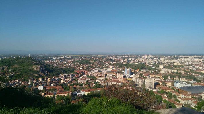 Над Пловдив днес ще преобладава слънцето, което огрява тепетата и града.