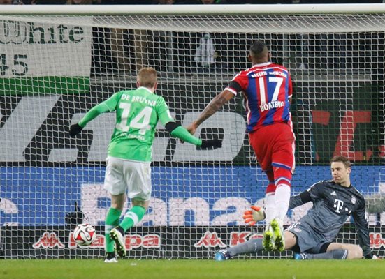 Кевин де Бройне вкарва първия си гол във вратата на “Байерн” при шокиращата победа на “Волфсбург” с 4:1. Вратарят Мануел Нойер за първи път пусна толкова голове, откакто е в Мюнхен.