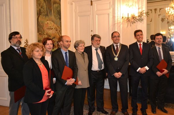 Вежди Рашидов (в средата) с наградените с отличия на министерството на културата в Париж.  СНИМКА: МИНИСТЕРСТВО НА КУЛТУРАТА