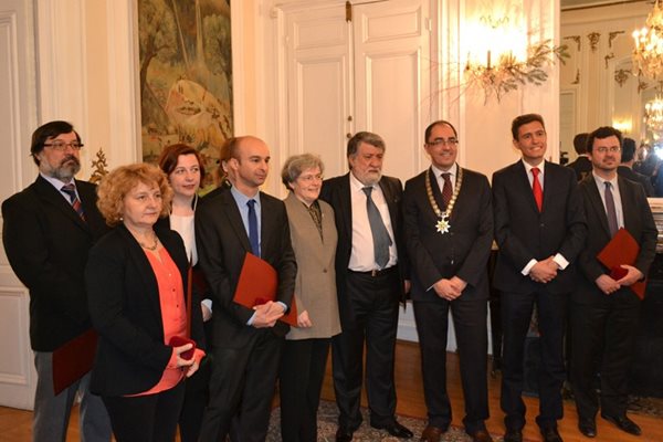 Вежди Рашидов (в средата) с наградените с отличия на министерството на културата в Париж.  СНИМКА: МИНИСТЕРСТВО НА КУЛТУРАТА