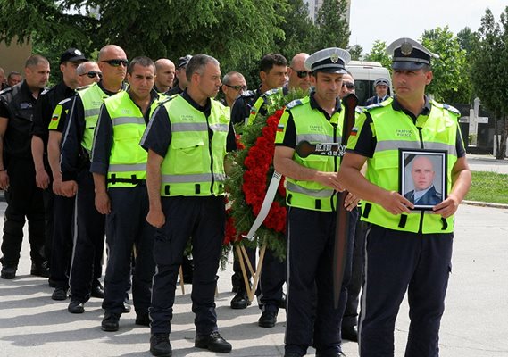 Пътни полицаи от Пловдив се събраха днес на централни гробища в Пловдив, за да се сбогуват с 36-годишния си колега Делян Палазов СНИМКИ: Наташа Манева