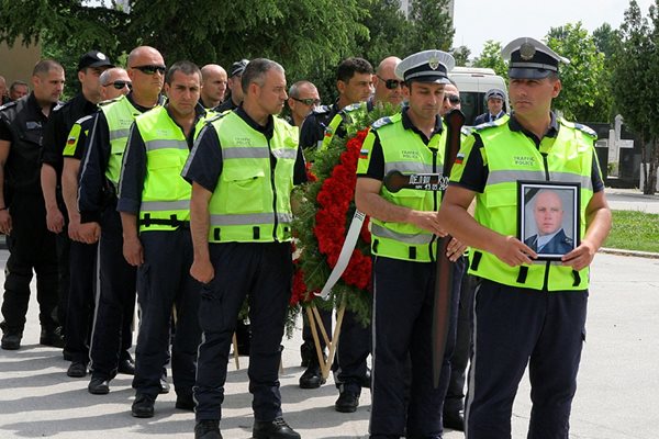Пътни полицаи от Пловдив се събраха днес на централни гробища в Пловдив, за да се сбогуват с 36-годишния си колега Делян Палазов СНИМКИ: Наташа Манева