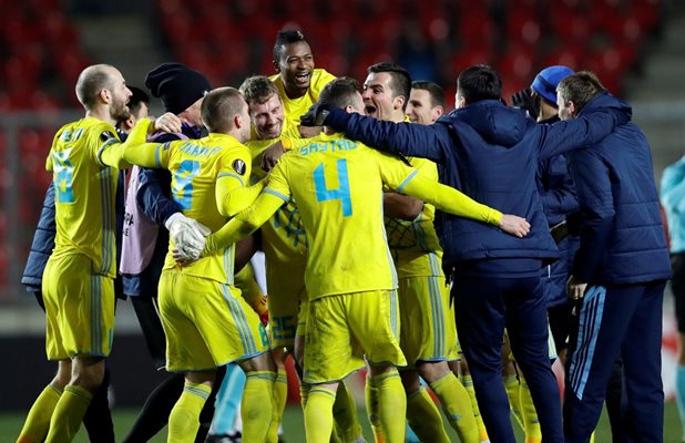 Футболисти и треньори на "Астана" празнуват победата в Прага.