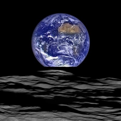 Земята, гледана от Луната.