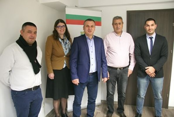 Йордан Калев (вляво) изкара точно месец и половина като заместник на Иван Стоянов (в средата) в район "Източен". Снимки: 24часа