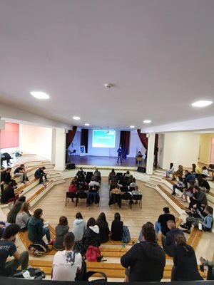 Ученици от плевенската гимназия участват в 6 компании по програма “Джуниър Ачийвмънт” - България. 