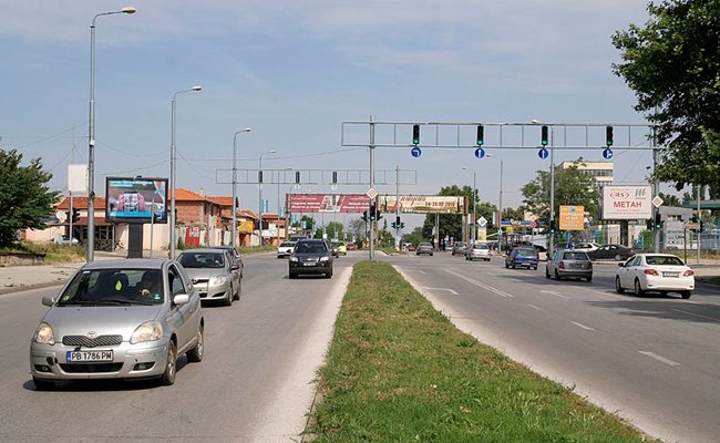 "Голямоконарско шосе" в чертите на Пловдив е с две платна, но след това става с едно и към магистралата настават задръствания.