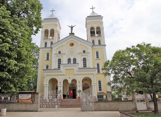 Църквата "Пресвето Сърце Исусово" в кв. Генерал Николаево.