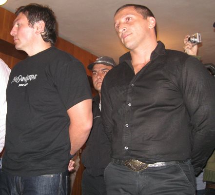 Преди 14 г. Апостол Чакалов - Тоци (вдясно) беше арестуван и съден по делото срещу Братя Галеви за изнудване. Сега пак е в ареста за същото престъпление.