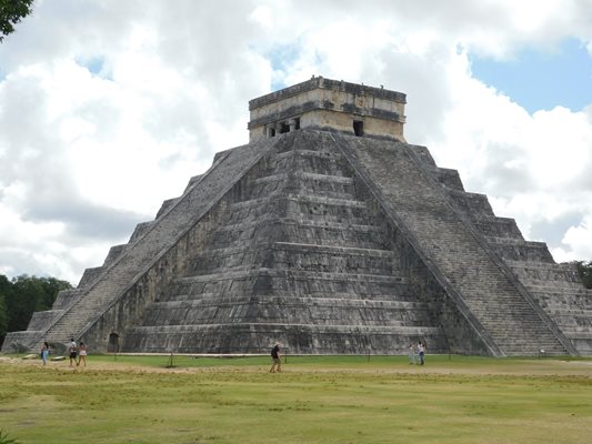Най-известната в Мексико пирамида Кукулкан (El Castillo) – храмово съоръжение, оцеляло сред останките на древния град на маите Чичен Ица.
