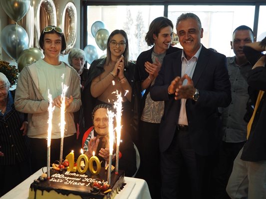 Кметът на "Марица" посети Атанаса Оджакова за стотния й рожден ден. Снимки: Община "Марица"