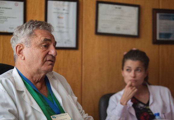 Доц. Божидар Славчев и д-р Наталия Петракиева разказват за сложна операция, която извършиха преди 2 годиини.
СНИМКА: ВАСИЛ ПЕТКОВ