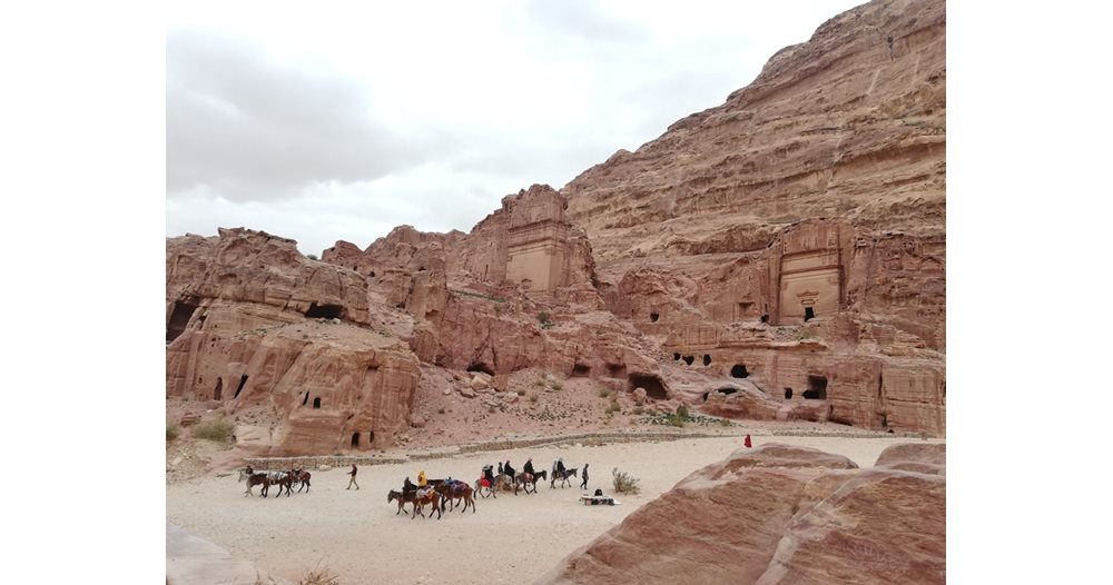 Nearly 2,000 tourists evacuated from ancient city of Petra in Jordan due to flooding, three died (Video)