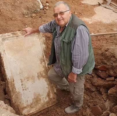 Археологът доц. Митко Маджаров пред своята находка - древния надпис в римските терми. Очаква да открие втори, на който да пише "Диоклециан". Снимка: Личен архив