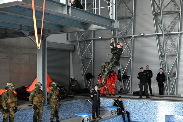 Новият басейн е финансиран с 3,2 млн. лв. от Министерството на отбраната. В него ще се създават условия за курсантите, максимално приближаващи се до тези в открито море. Снимки: Орлин Цанев