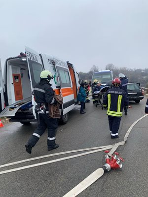 Тренираха спасяване на ранени при катастрофа между ученически автобус и кола. СНИМКИ: ОД на МВР - Кюстендил