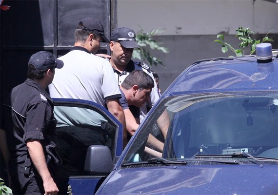 Полицаи отвеждат Валери Боянов след съдебното заседание в Перник.
СНИМКА: ЙОРДАН СИМЕОНОВ