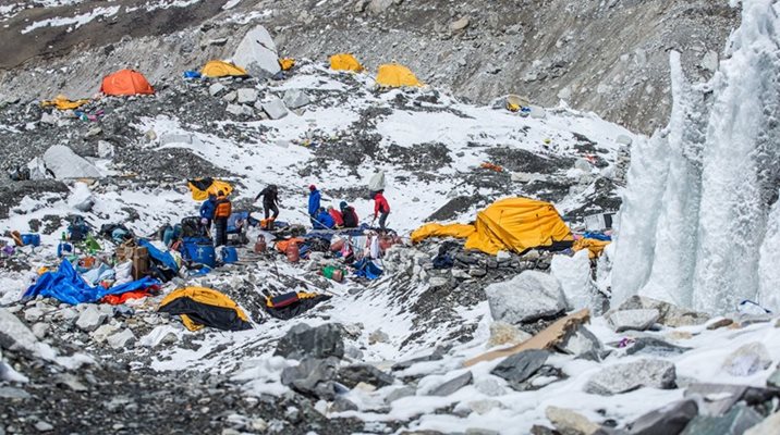 Една от последните големи трагедии на Еверест се случи през април 2015 г. Ден след силното земетресение в Непал лавина затрупа голяма група алпинисти. Загинаха 13 души, а 3-ма изчезнаха безследно.