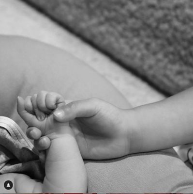 Кайли Дженър публикува в инстаграм черно-бяла снимка на бебешка ръчичка, датата е 2/2/22.
СНИМКА: Инстаграм/@kyliejenner
