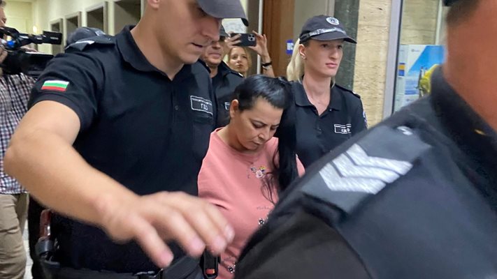 Охраната води Анка Михайлова към съдебната зала.
Снимки: Авторът