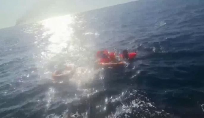 Видеозаписи, публикувани от местната агенция за търсене и спасяване, показват как спасители изваждат хора, включително и деца, от бурното море. Кадър и видео vbox