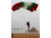 Кадър на Ройтерс: Българка се приземи пред Хеопсовата пирамида с парашут в цветовете на националния й флаг