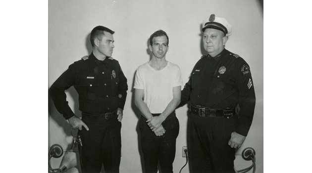 Лий Харви Осуалд, обвинен за убийството на Кенеди, е заобиколен от двама полицаи в Далас.