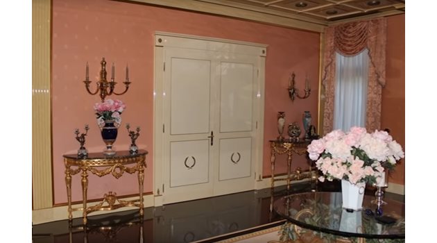 Резиденцията на Стайкови се придържа към характерните златни детайли.