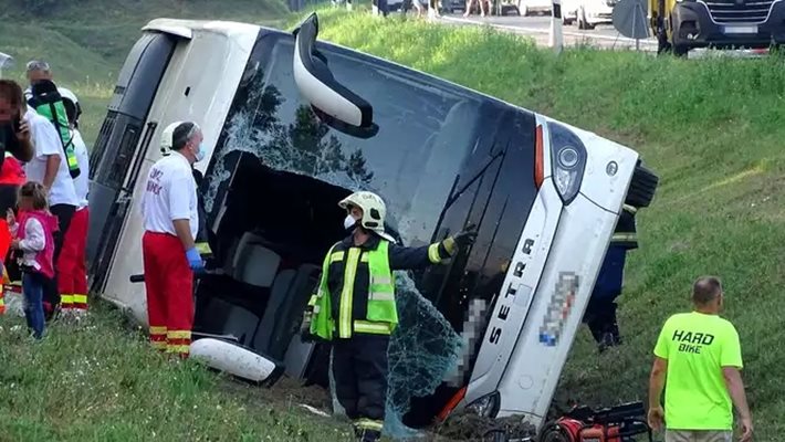 Катастрофиралият автобус с туристи на магистрала в Унгария. Снимка: blikk.hu