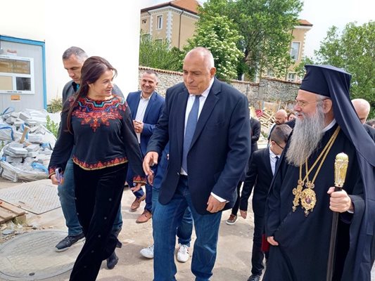 В Пловдив Бойко Борисов бе посрещнат от митрополит Николай. В проповед в църквата владиката подчерта държавническото отношение на бившия премиер.

СНИМКА: ВАНЯ ДРАГАНОВА 