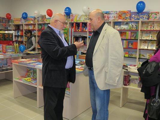 Писателят със своя издател Стойо Вартоломеев