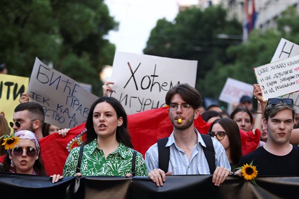 Десетки хиляди протестират в Белград Снимка: Ройтерс