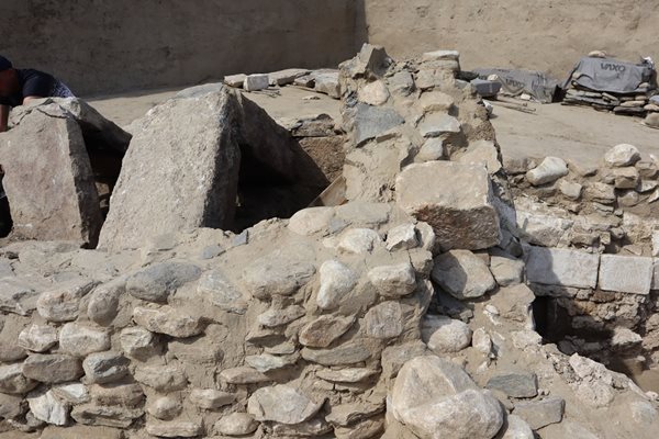 Структурата на подземния храм е с двускатен покрив и груб градеж. Снимка: Археологически музей- Пловдив