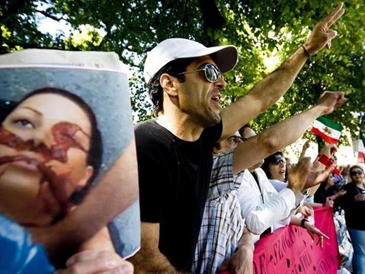Смъртта й предизвика масови протести в цял свят срещу официален Техеран.