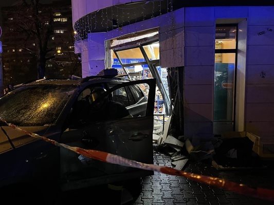 Кола се вряза в магазин в София. СНИМКИ: Фейсбук/Надежда Дойчева