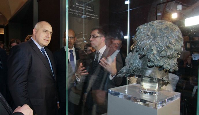 Премиерът Бойко Борисов гледа главата на тракийския цар Севт в Лувъра.