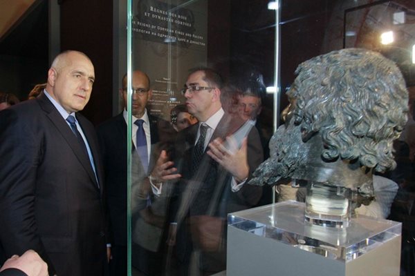 Премиерът Бойко Борисов гледа главата на тракийския цар Севт в Лувъра.