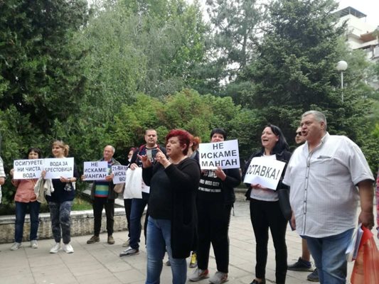 В сряда жители на Брестовица протестираха пред областната управа за замърсената питейна вода.